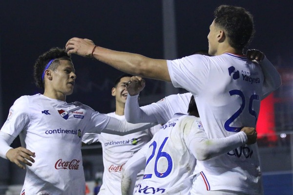El Tricolor goleó al Danzarín en el Arsenio Erico