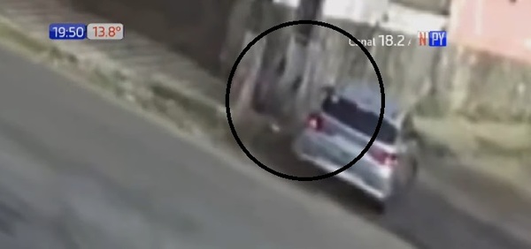 ¡De milagro! Hombre se salva de ser chocado por un automóvil en Villa Elisa | Noticias Paraguay
