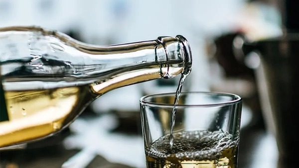 Más de 40 muertos en India por consumo de alcohol adulterado