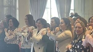 Candidatas presidenciales apoyan a la Selección Paraguaya Femenina