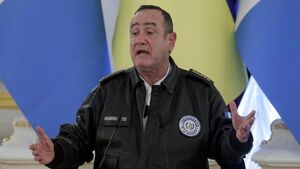 Presidente Guatemala sale ileso de ataque a tiros a su comitiva, según radio