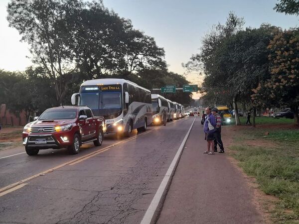 Cierran paso a nuevas unidades de transporte Lago Ypoá adjudicada con itinerario Quiindy-Asunción - Nacionales - ABC Color