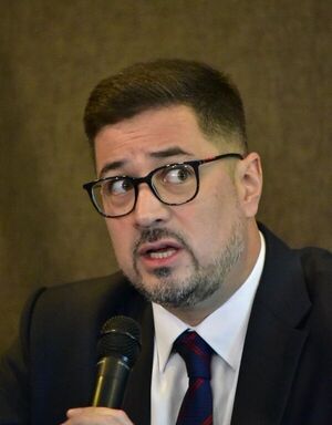 Cartes evalúa si irá ante la CBI para responder por acusaciones de EE.UU., dice su abogado - Política - ABC Color
