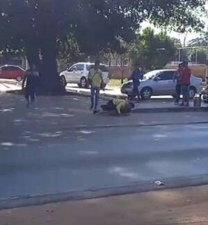 Crónica / [VIDEO] Vendedores arreglan sus diferencias a tongazos en plena calle