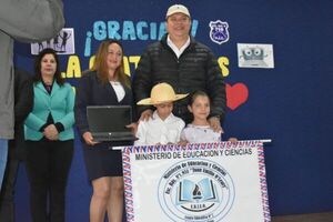 Juancho Acosta entregó  25 notebooks con internet gratuito por dos años para cinco instituciones esducativas