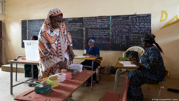 Los senegaleses votan en unas legislativas con baja participación - El Independiente