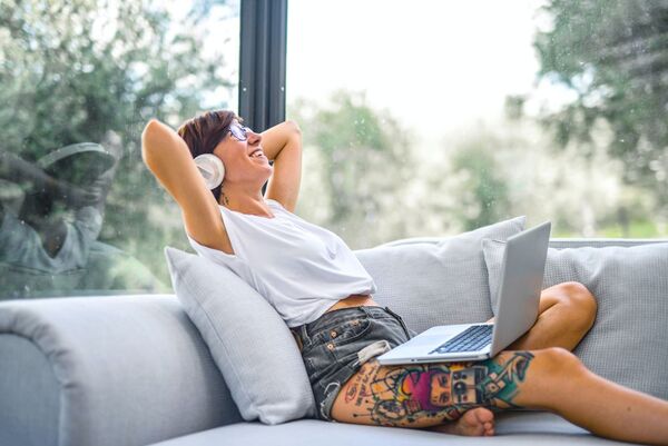 Estudio revela que el trabajo híbrido aumentó la satisfacción de empleados