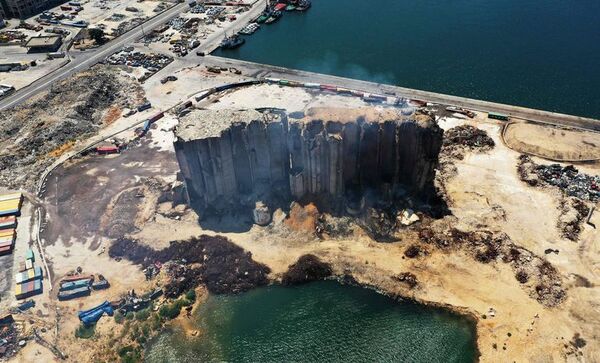 Colapsan en parte silos del puerto de Beirut, símbolo de la explosión de 2020 - Mundo - ABC Color