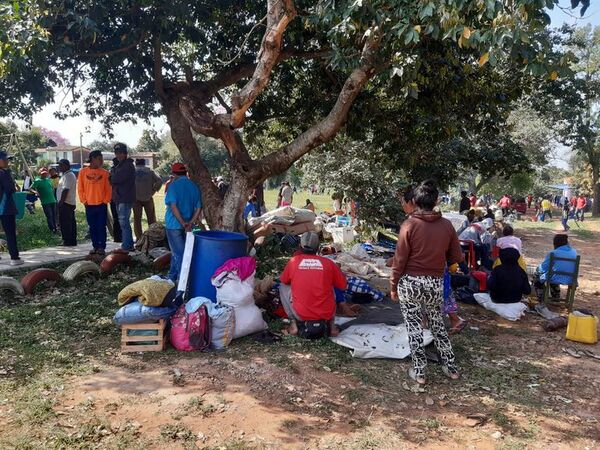 Sintierras ocupan una plaza de Capiatá y vecinos piden intervención de autoridades - Nacionales - ABC Color