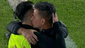 Crónica / Almeida'i agasaja a su papá con un regalazo luego del partido