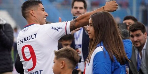 El impactante recibimiento de los fanáticos de Nacional a Luis Suárez: la sorpresa de Lionel Messi en plena fiesta