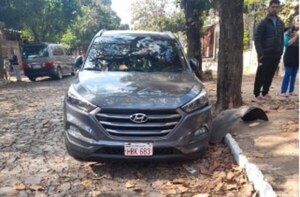 Joven que caminaba por la vereda pierde la pierna tras ser embestido por una camioneta - Noticiero Paraguay