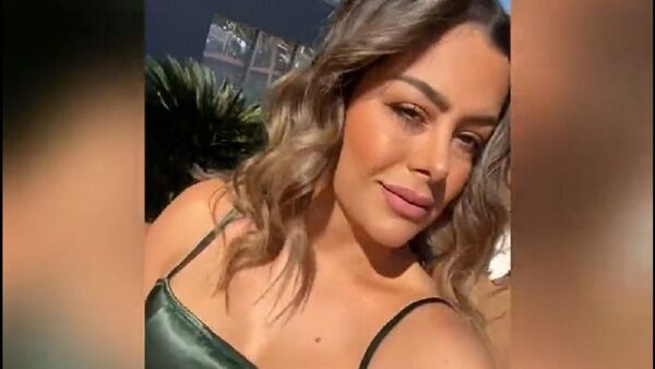¡Larissa contó que no tenía nada bajo su vestido!