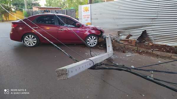 Borracho al volante choca contra columna de ANDE