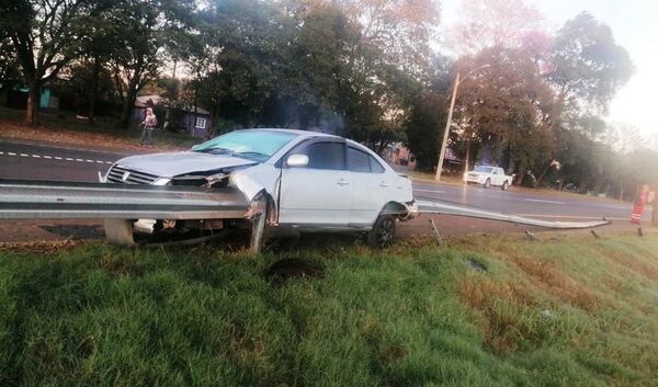Perdió el control de su automóvil y se incrustó en la baranda - ABC en el Este - ABC Color