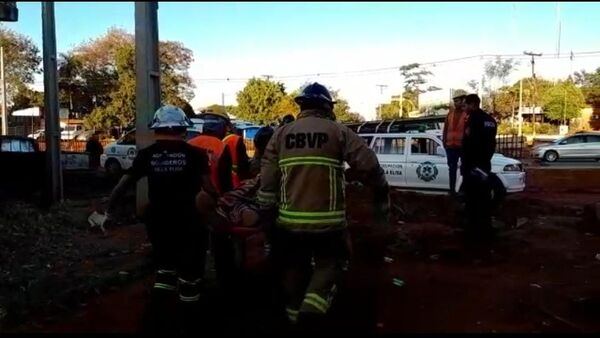 Joven cayó de un edificio y se salvó