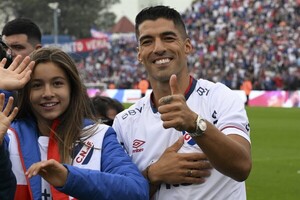 Diario HOY | En medio de una fiesta popular, Suárez vuelve a Nacional de Uruguay