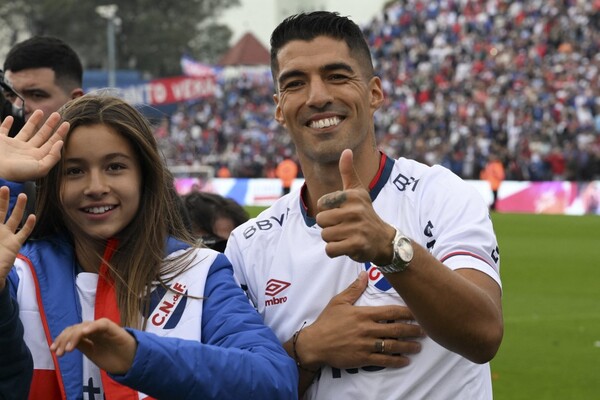 Diario HOY | En medio de una fiesta popular, Suárez vuelve a Nacional de Uruguay