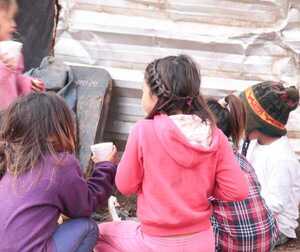 Comida y abrigo para niños y niñas en la plaza | 1000 Noticias
