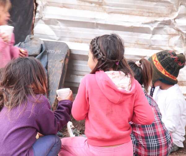 Comida y abrigo para niños y niñas en la plaza | 1000 Noticias