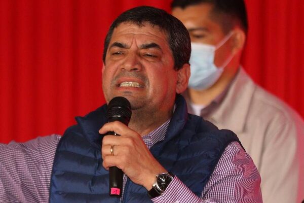 ¡Velázquez a la estaca! Político colo’o quiso cantar ndaje pero el publico misionero lo abucheó vaipaite