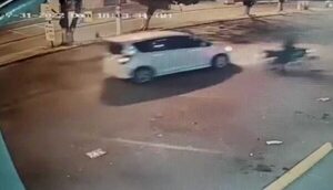 Maniobra imprudente causa choque y deja grave a motociclista que circulaba a gran velocidad - Policiales - ABC Color