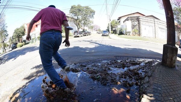 Baches y caños rotos en medio de diferencias  entre Essap y Comuna