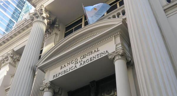 Argentina sube 800 puntos base su tasa de interés referencial