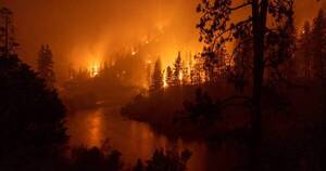 La Nación / Miles de personas deben evacuar en California tras un gran incendio