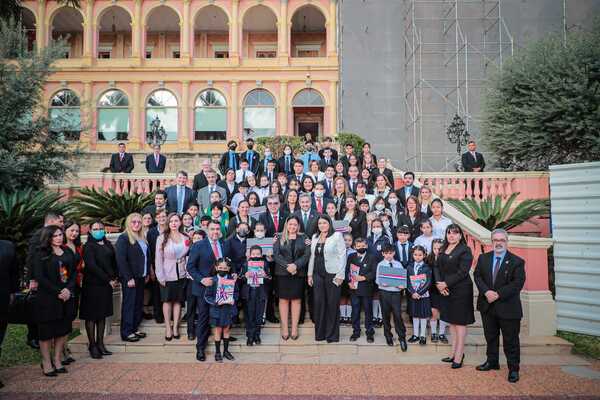Educación: Gobierno inicia distribución de 20.430 equipos informáticos y cuadernillos de aprendizajes - .::Agencia IP::.