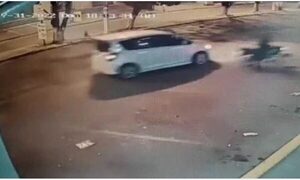 Vehículo choca a motociclista tras maniobra imprudente