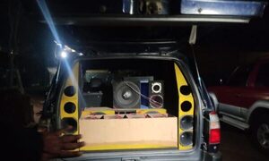 Se negó a bajar volumen de su música y perdió su camioneta