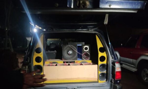 Se negó a bajar volumen de su música y perdió su camioneta