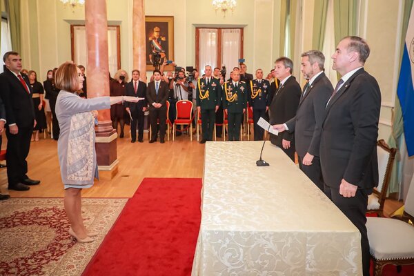 Mandatario tomó juramento a Cynthia María Filártiga como embajadora en Francia - .::Agencia IP::.