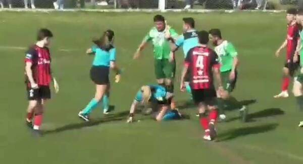 Cobarde agresión: Jugador golpeó en la nuca a mujer árbitro que sancionó falta