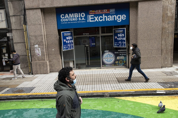 El dólar cae por debajo de los 900 pesos chilenos y el cobre se revaloriza - MarketData