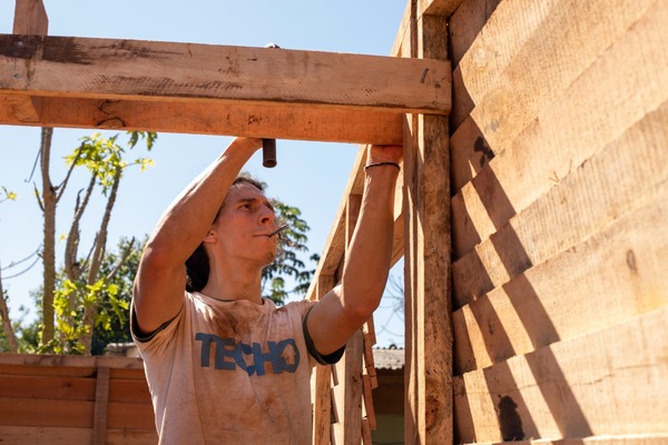 Techo construye 10 viviendas de emergencia en Presidente Franco - La Clave