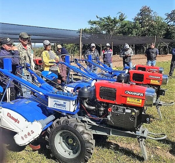 Productores de Caazapá reciben maquinarias para optimizar preparación de suelo