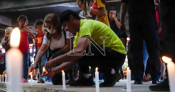 La Nación / Tragedia Ycuá Bolaños: cerca de 400 velas fueron encendidas en el Memorial 1A