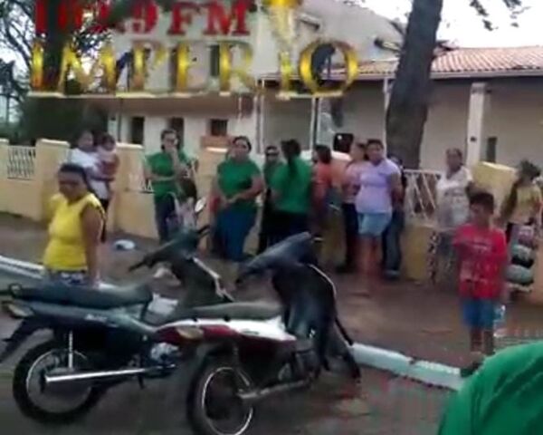 Padres de alumnos de escuela se manifiestan frente a la Dirección Departamental de Educación - Radio Imperio