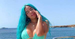 La Nación / Karol G se despide de su pelo azul y de su pasado