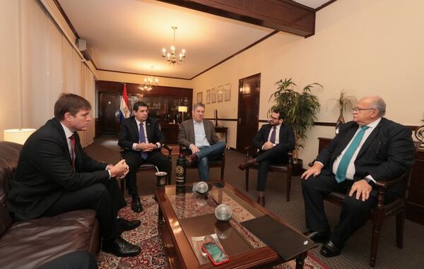 Velázquez y Brunetti visitan TSJE y aseguran que es “confiable e incuestionable” - Política - ABC Color
