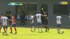 Futbol paraguayo: pelotero ligó dos veces amarilla y no fue expulsado (VIDEO)