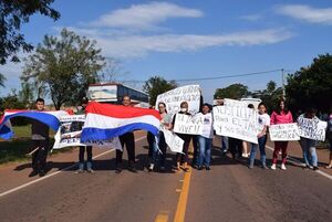 Cierre de ruta PY01, por conflicto de itinerario entre dos empresas de transporte en Quiindy - Nacionales - ABC Color