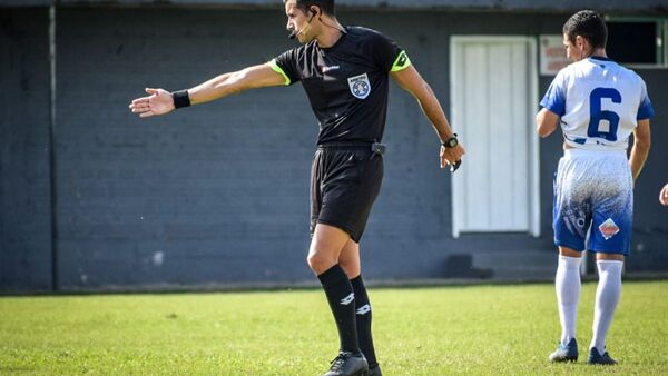 Primera C: Árbitro le mostró dos amarillas a un jugador y no lo expulsó