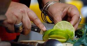 La Nación / Celebridades hicieron honor al 1 de agosto bebiendo el popular carrulim