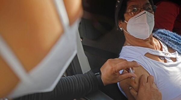 Hoy vacunan sin importar número de cédula a los de 55 en adelante