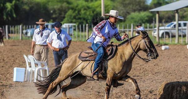 La Nación / Ganaderas Sofía y Chajha se preparan para la Expo Rodeo Trébol