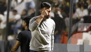 Crónica / Ladran Sancho: Iporte'i paite Cáceres como DT de la "O"