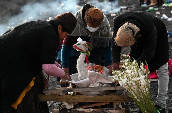 Con rituales en cerros, bolivianos abren el mes de la “Pachamama” por prosperidad y salud - Viajes - ABC Color